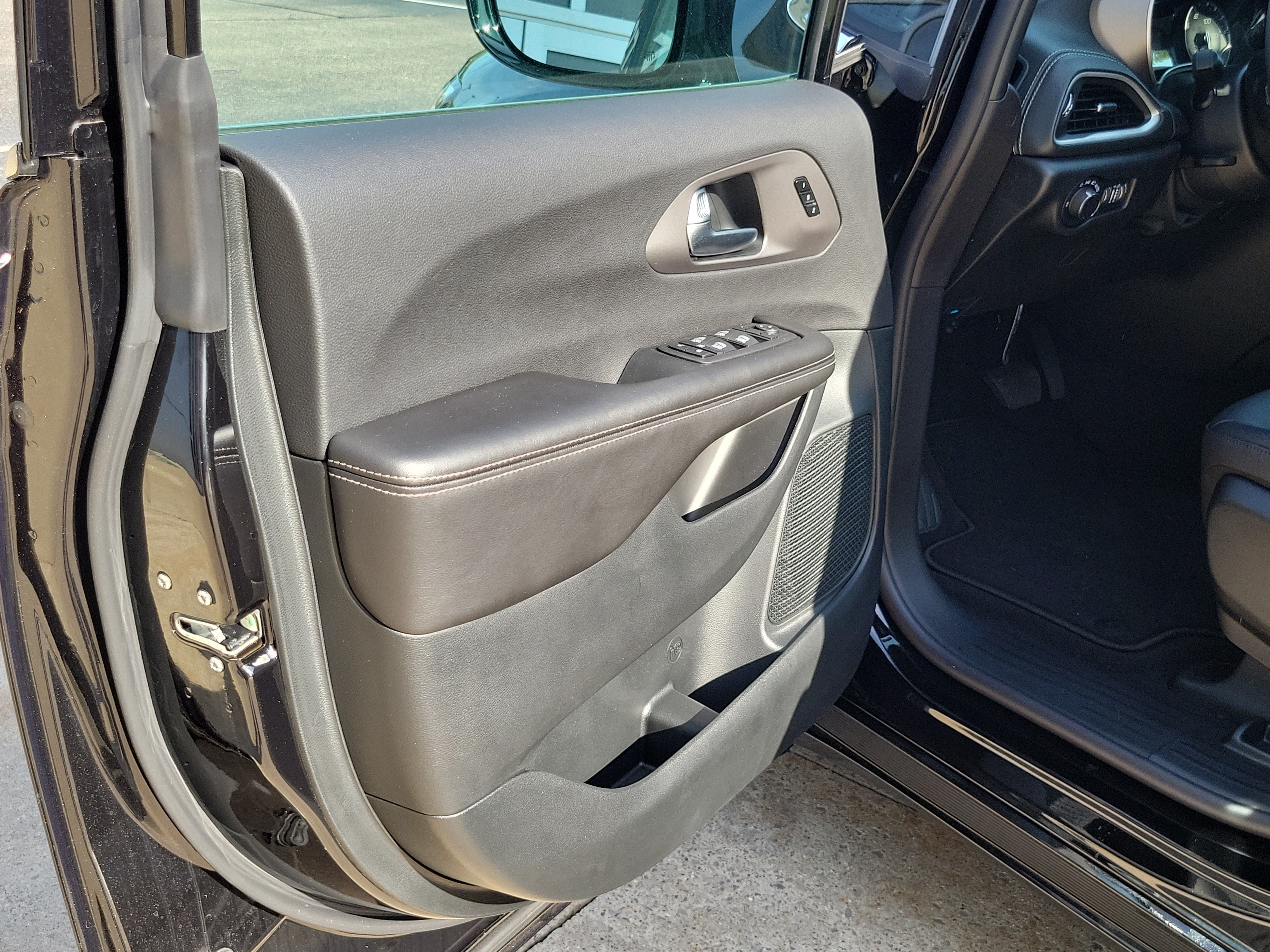 New 2027 Chrysler Pacifica Select w/ Family Tech Group FWD image 6