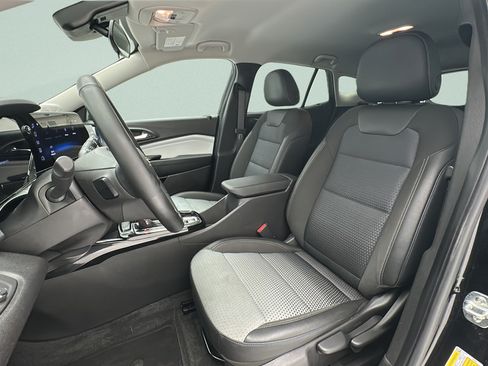 Used 2025 Chevrolet Trax LT w/ LT Convenience Package FWD image 14