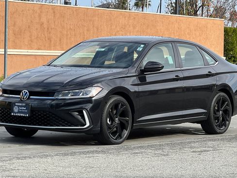 Certified 2025 Volkswagen Jetta SE image 8