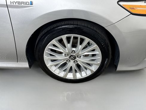 Used 2019 Toyota Camry XLE w/ Sunroof Package image 32