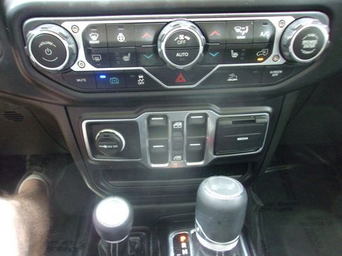 Used 2023 Jeep Wrangler Unlimited Sahara w/ Cold Weather Group AWD/4WD image 22