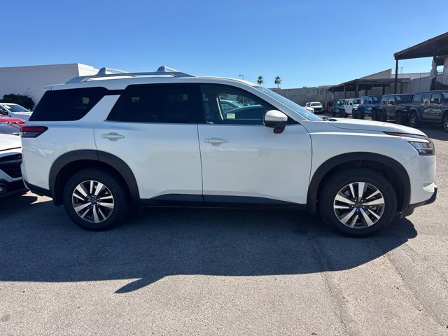 Used 2024 Nissan Pathfinder SL FWD image 4
