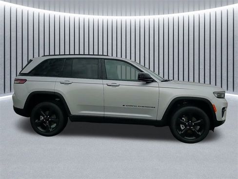 New 2025 Jeep Grand Cherokee Altitude image 4
