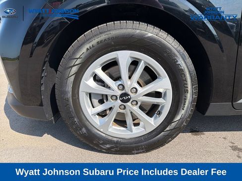 Used 2024 Kia Carnival LX FWD image 3