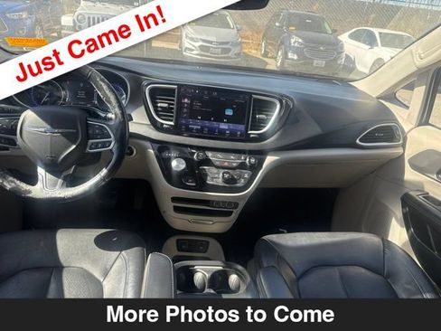 Used 2021 Chrysler Pacifica Touring-L FWD image 10