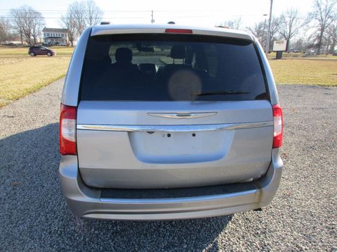 Used 2014 Chrysler Town & Country Touring w/ Driver Convenience Group image 3