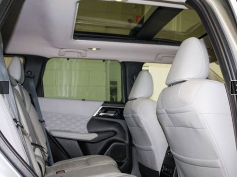 Used 2023 Mitsubishi Outlander SEL image 3