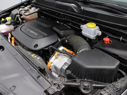 Used 2023 Chrysler Pacifica Touring-L FWD image 12