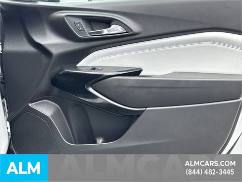 Used 2025 Chevrolet Trax LT w/ LT Convenience Package image 17