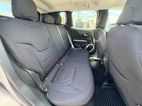 Used 2018 Jeep Renegade Latitude w/ Cold Weather Group AWD/4WD image 23