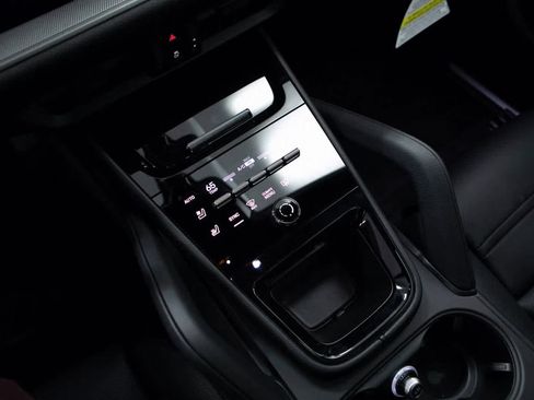 Certified 2025 Porsche Cayenne Coupe image 16