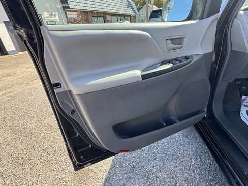 Used 2015 Toyota Sienna L image 26