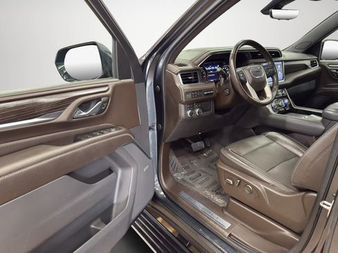 Used 2021 GMC Yukon Denali w/ Denali Premium Package image 11