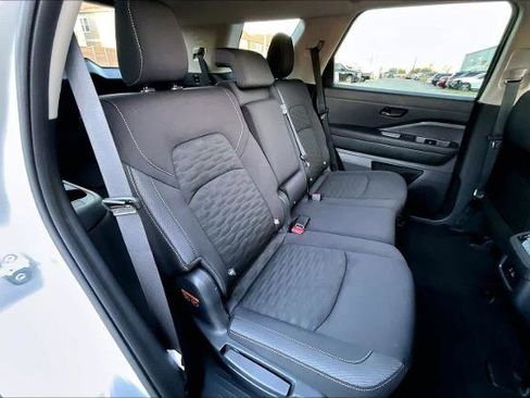 Certified 2025 Nissan Pathfinder SV image 19