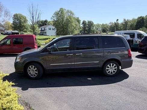 Used 2016 Chrysler Town & Country Touring w/ Driver Convenience Group FWD image 3
