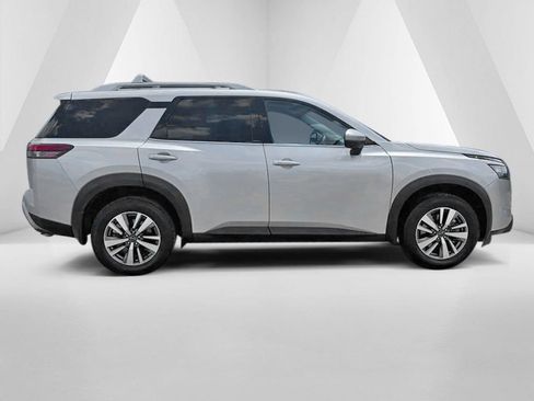 Used 2025 Nissan Pathfinder SL w/ Black Appearance Package AWD/4WD image 8