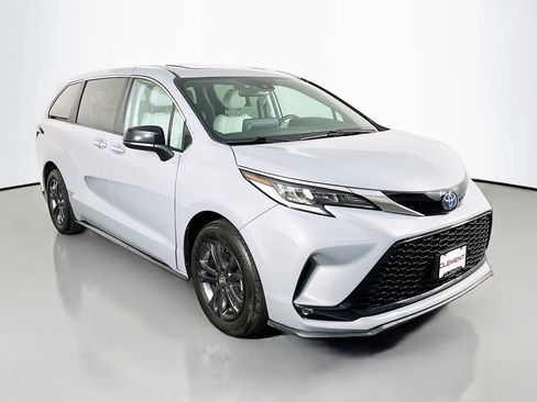 Used 2024 Toyota Sienna XSE AWD/4WD image 4