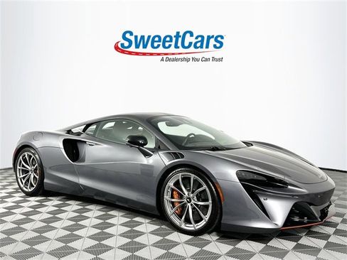 Used 2024 McLaren Artura image 1