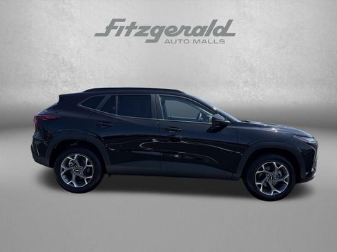 Used 2025 Chevrolet Trax LT FWD image 5