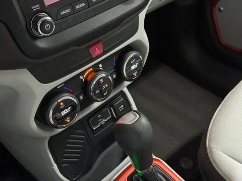Used 2017 Jeep Renegade Latitude FWD image 22