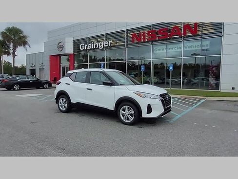 New 2025 Nissan Kicks Play S image 35