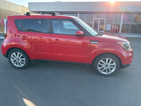 Used 2018 Kia Soul + FWD image 11