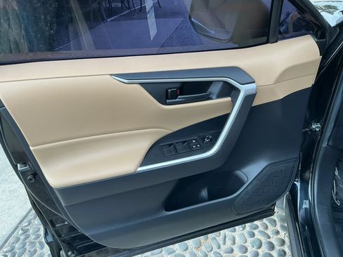 Used 2021 Toyota RAV4 LE AWD/4WD image 10
