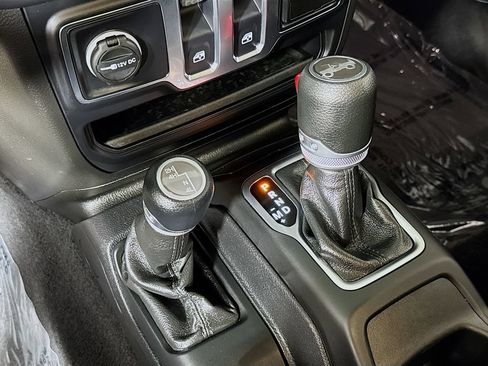 Used 2019 Jeep Wrangler Sport AWD/4WD image 16