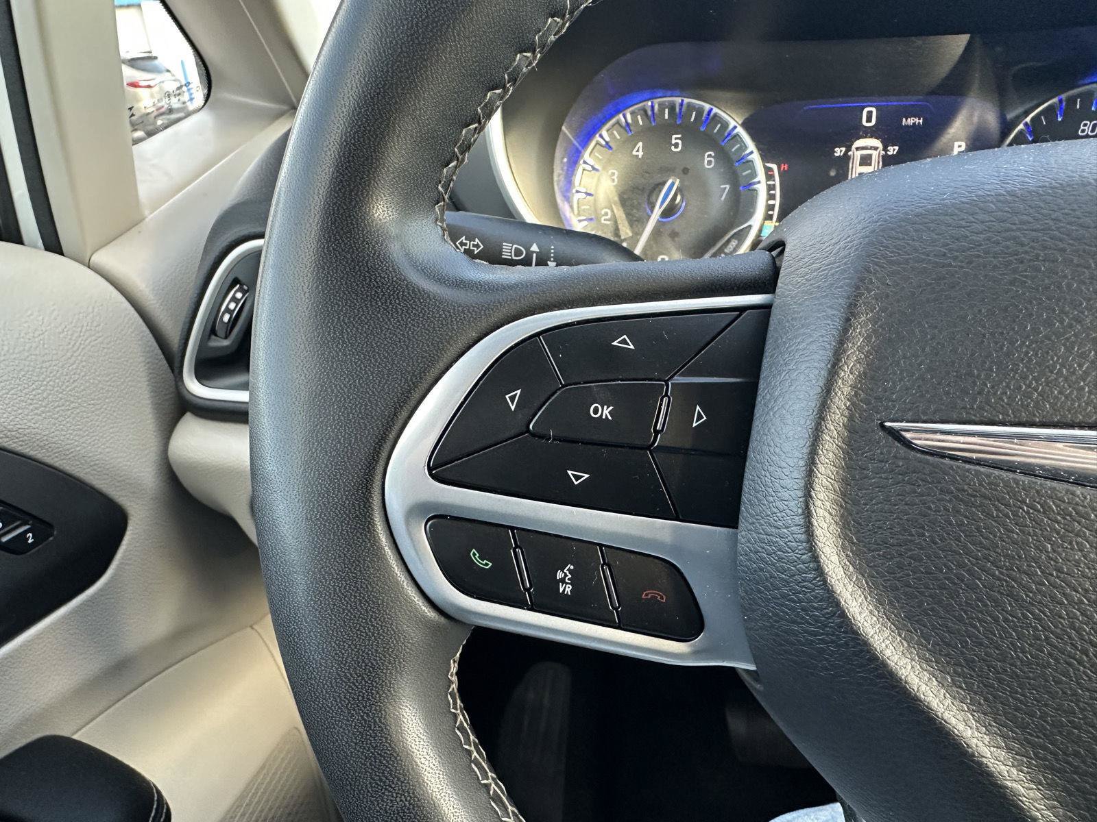 Used 2023 Chrysler Pacifica Touring-L FWD image 23