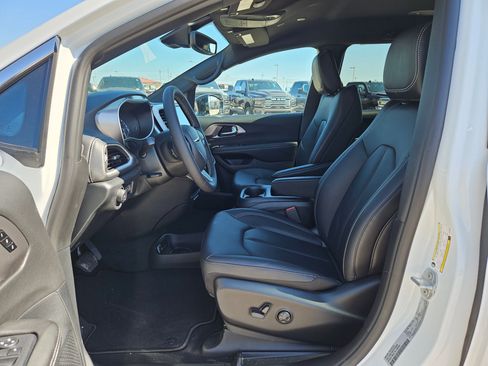 New 2026 Chrysler Pacifica Select image 9
