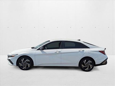 New 2025 Hyundai Elantra SEL FWD image 5