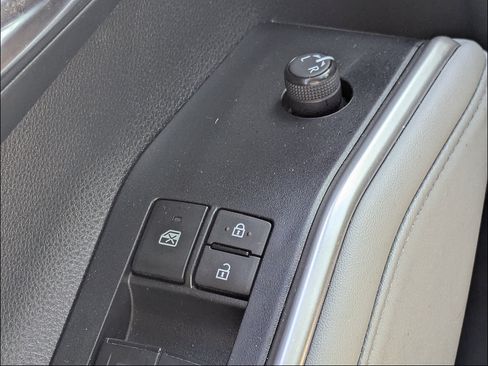 Used 2024 Toyota Highlander XLE FWD image 23