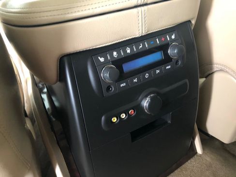 Used 2011 Cadillac Escalade Premium AWD/4WD image 11