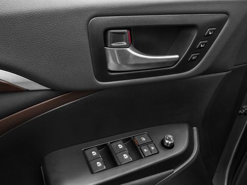 Used 2016 Toyota Highlander Limited Platinum image 21