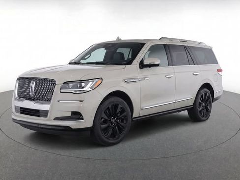 Used 2024 Lincoln Navigator Reserve AWD/4WD image 2
