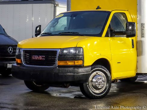 Used 2019 GMC Savana 3500 Extended w/ Driver Convenience Package image 3