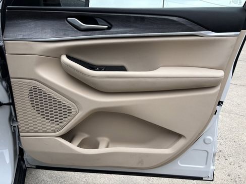 Used 2024 Jeep Grand Cherokee Limited image 32