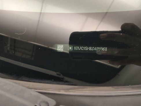 Used 2016 Chevrolet Sonic LT FWD image 33