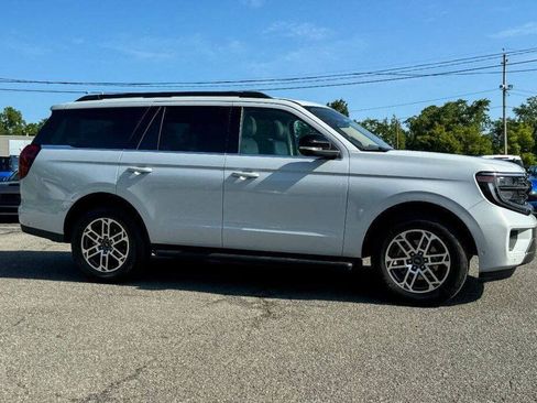 Used 2025 Ford Expedition Active AWD/4WD image 2