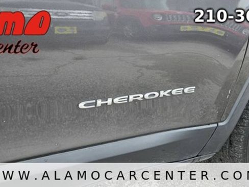 Used 2017 Jeep Cherokee Latitude AWD/4WD image 13