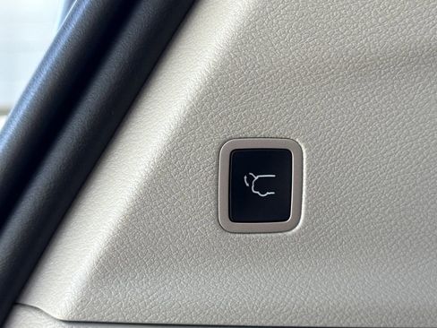 Used 2024 Chrysler Pacifica Limited image 18