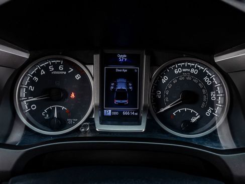 Used 2018 Toyota Tacoma SR5 AWD/4WD image 18