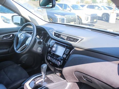 Used 2016 Nissan Rogue SV w/ SV Premium Package image 22