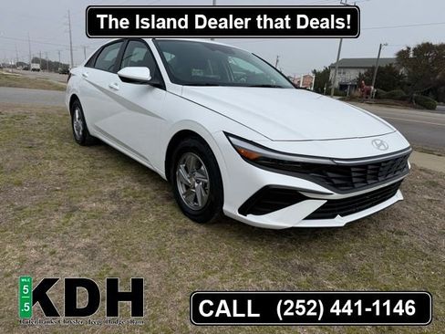 Used 2025 Hyundai Elantra SE image 1