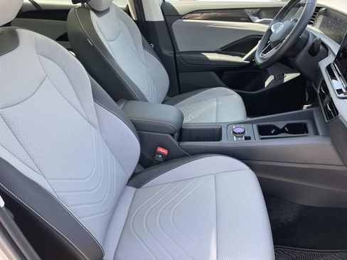 Used 2026 Volkswagen Tiguan SE w/ Panoramic Sunroof Package FWD image 28