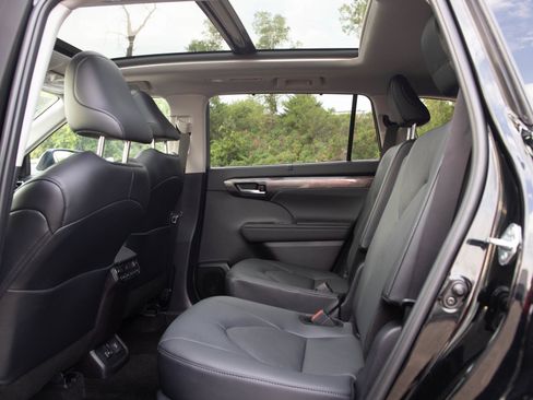 Used 2026 Toyota Highlander Platinum AWD/4WD image 16