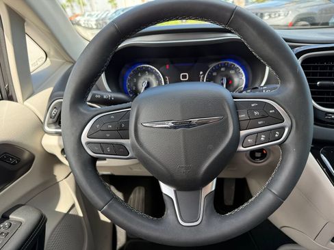 Used 2024 Chrysler Pacifica Touring-L FWD image 18