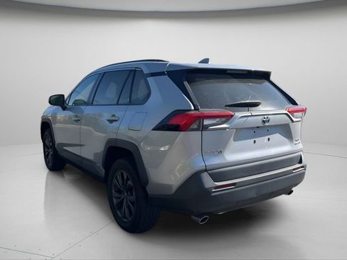 Used 2022 Toyota RAV4 XLE Premium AWD/4WD image 6