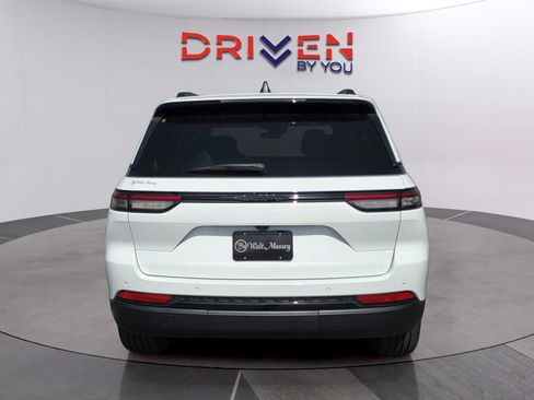 New 2025 Jeep Grand Cherokee Altitude image 4