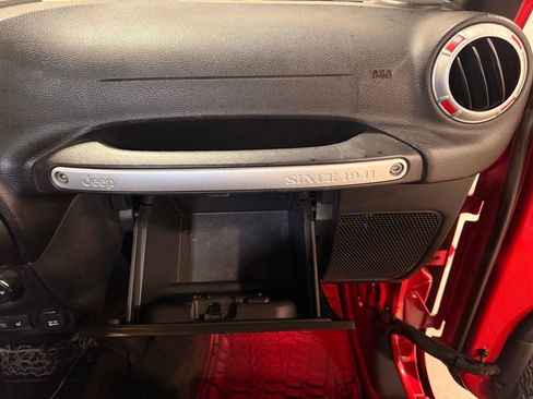 Used 2016 Jeep Wrangler Unlimited Sahara w/ Connectivity Group image 28